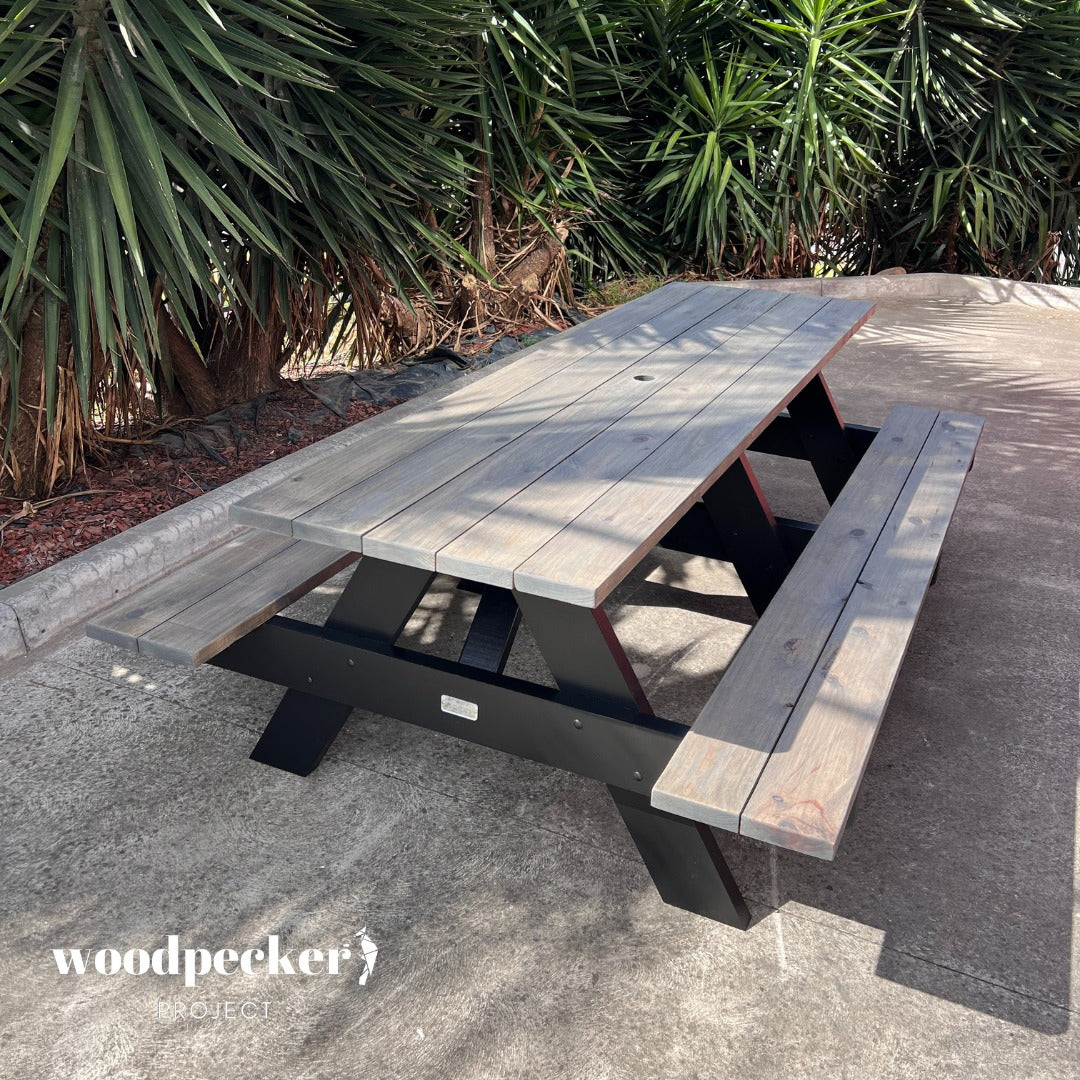 Robust picnic table for picnics and parties